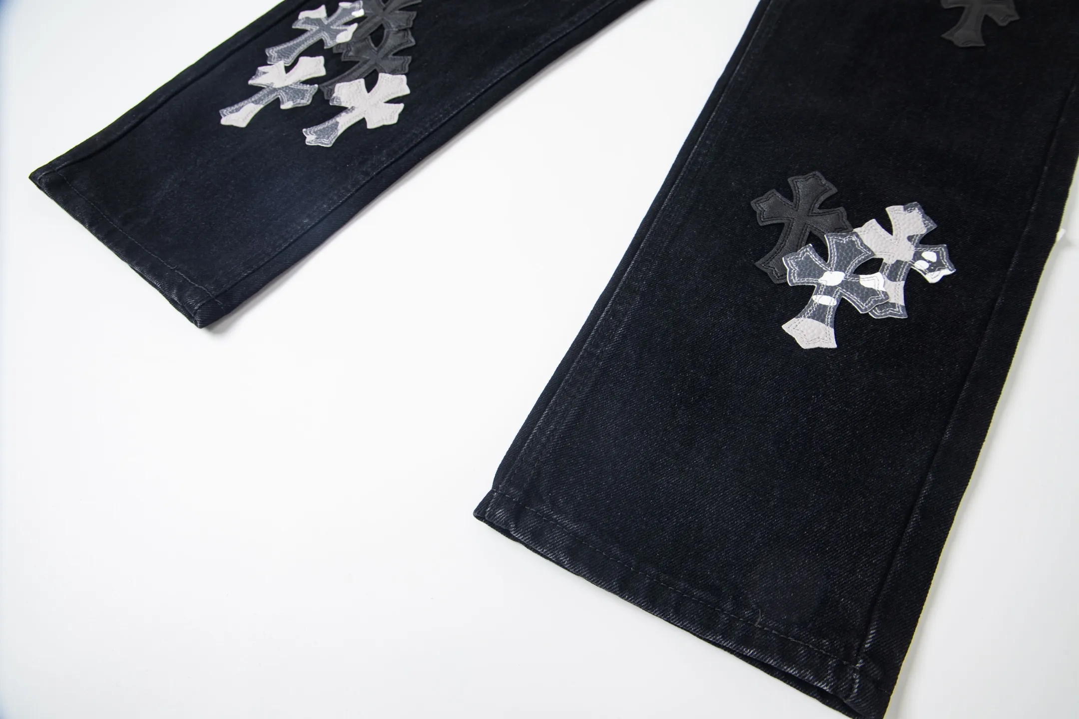P260 Chrome Hearts Chrome Hearts Black Multi-leather Elements Full of Details Washed Jeans Authentically Restore the Ultimate Vintage Texture Three-Dimensional Fit Loose and Comfortable, Not Slimming Appearing Tall and Slim Made by a Manufacturer Original Quality Control Same Style for Men and Women Can Be Matched for Couples Versatile Recommendations Must-Have Jeans for All Seasons Fashionistas Have Been Disappointed From the Quality Selection of Fabrics, Cutting of Details, and Matching of Patterns, Everything Is Impeccable! The upper body is so handsome when worn...it can be easily worn by men, women and children! The craftsmanship is made of heavy-duty washed pure cotton denim fabric. After washing, it is soft and thick. It is very stylish when worn on the body. Style number: 1775# Color: black Size: 28 30 32 34 36